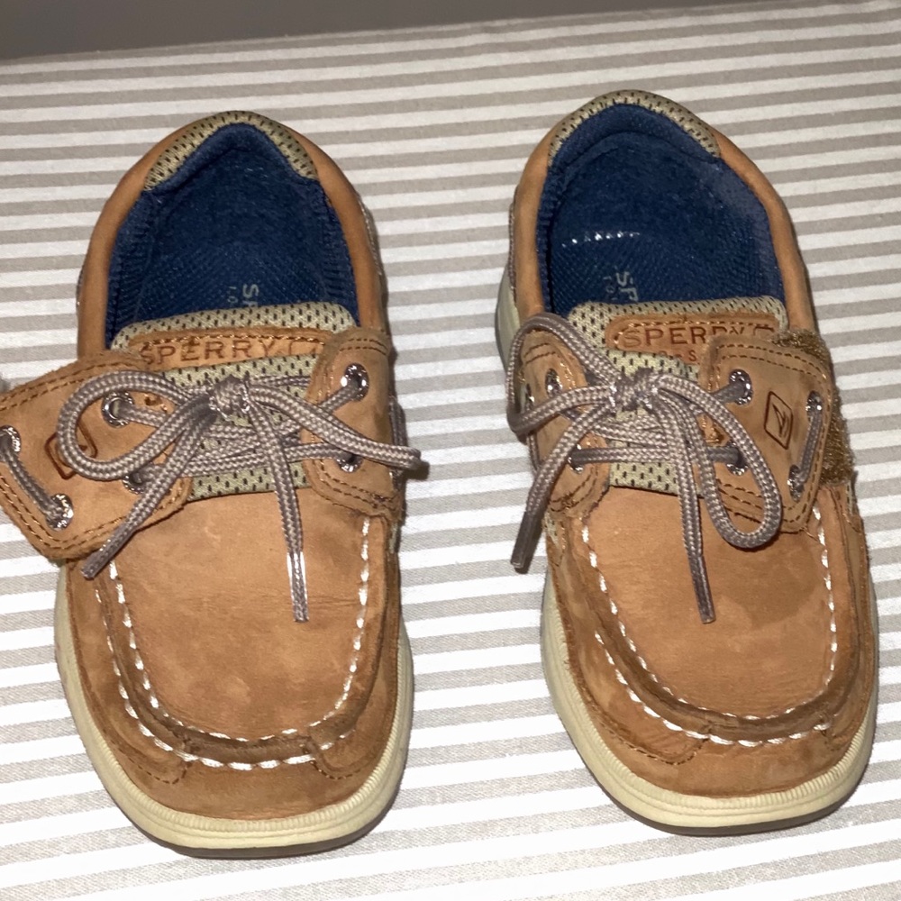 Boys sperrys size 10